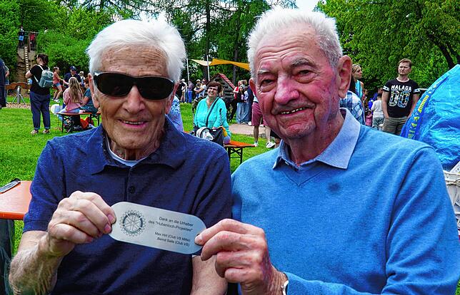 Sie erinnern sich gerne an eine aufregende Zeit, als aus einer Idee ein toller Abenteuerspielplatz entstand: Bernd Saile (links) und Max ...