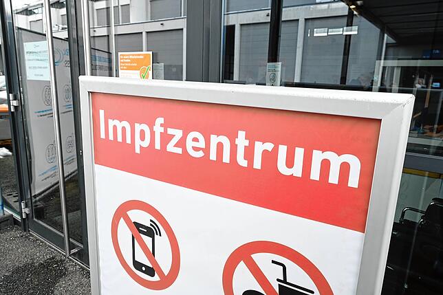 Die Impftermine im Kreisimpfzentrum in Friedrichshafen sind rar. Viele Menschen fahren für die Impfung deswegen bis nach Ulm oder Tübingen.