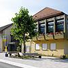 Das Rathaus in Mühlhausen erhielt 2022 im Rahmen der Sanierung der Schlossstraße einen neuen Vorplatz. Jetzt soll auch die Sanierung im ...