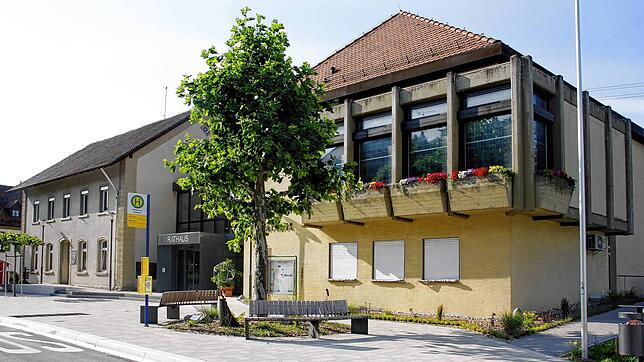 Das Rathaus in Mühlhausen erhielt 2022 im Rahmen der Sanierung der Schlossstraße einen neuen Vorplatz. Jetzt soll auch die Sanierung im ...