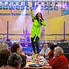 Eine Powerfrau, die das Publikum auf der Südwest Messe zu begeistern weiß: Anita Hofmann steigt zum Singen sogar auf die Festzelttische.