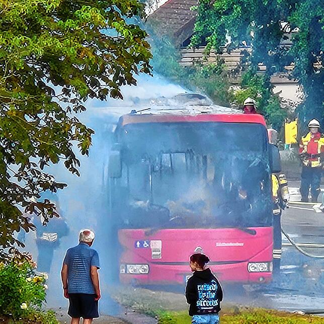 Bild 2: Brennender Bus: Fahrer bemerkt Rauch im Motorraum und scheucht sofort alle Passagiere ins Freie