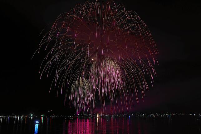 Bild 18: Konstanzer Seenachtfest 2024 - Jetzt knallt's! Das Feuerwerk am Bodensee bringt Zuschauer zum Staunen