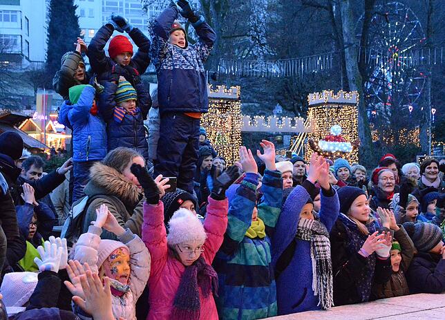 An der Bühne in der Kinderwelt geht es mitunter hoch her. Die jungen Besucher motivieren die Darsteller lautstark zu Höchstleistungen.