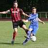 Duell der Kapitäne: Ralf Sutter (rechts) schirmt beim 2:0 des FC Geißlingen beim FC 08 Bad Säckingen den Ball gegen Dylan Walter ab. ...