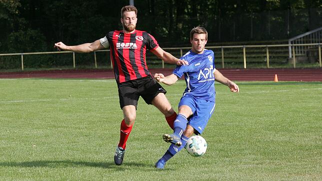 Duell der Kapitäne: Ralf Sutter (rechts) schirmt beim 2:0 des FC Geißlingen beim FC 08 Bad Säckingen den Ball gegen Dylan Walter ab. ...