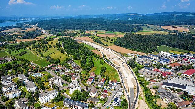Bild : Ausbau der B33: Wegen der Bauarbeiten kommt es bis Ende August zu Sperrungen und Verkehrsbeschränkungen