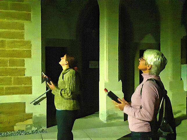 Alexandra Sproll und Lucia Fuchs (von links) streifen um die Herz-Jesu Kirche in Zizenhausen, um den Ausflug der Fledermäuse zu beobachten.