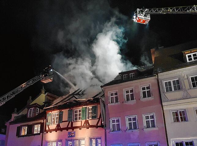 Kurz nach 21 Uhr wurde Alarm ausgelöst. Dieses Bild entstand um 21.43 Uhr, als das Feuer von zwei Drehleitern aus bekämpft wurde.