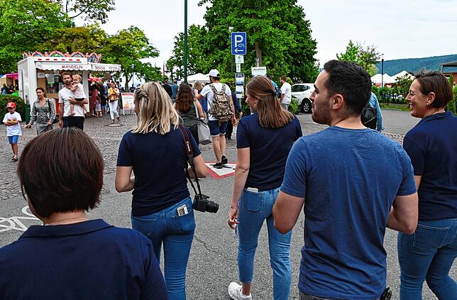 Das reine Damen-Team des Amts für Tourismus, Kultur und Marketing säumt den neuen Bürgermeister fast wie ein Security-Team.