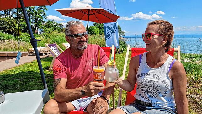 Den Sommertag in eine Beachbar am Bodensee genießen.