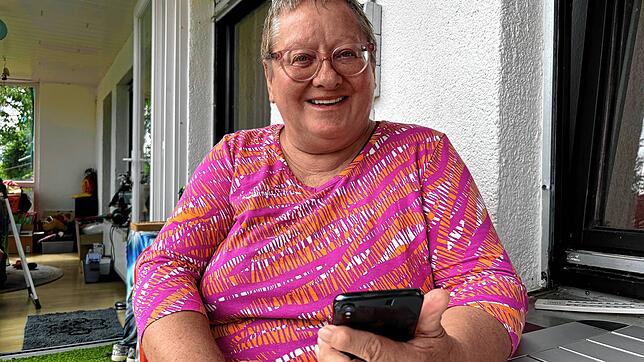 Wahnsinn, so viele Reaktionen: Rentnerin Birgit Reuner freut sich, dass zahlreiche Menschen Anteil an ihrem Schicksal nehmen, und ...