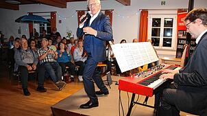 Locker und lässig, aber dennoch authentisch präsentieren Hermann Stengele (links) und Tobias Rädle am Piano beim ...