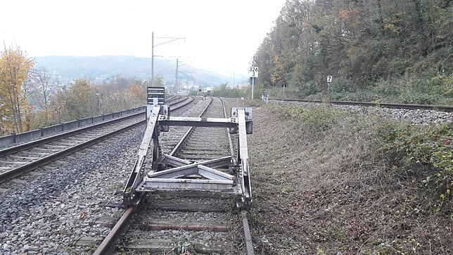 Das alte Industriegleis der früheren Lonza-Werke Waldshut führt zwischen den Gleisen der Schweizerischen Bundesbahnen (links) und der ...