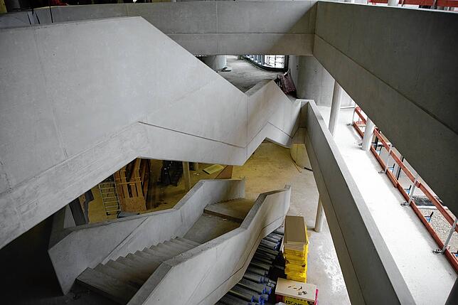 Mehrere Treppenhäuser verbinden künftig die Geschosse, dieses hier ist das größte und schon fast fertig. Der Sichtbeton bleibt an vielen ...