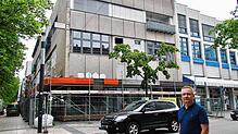 Thomas Wagner leitet die Sanierung des Eckgebäudes in der Erzbergerstraße, in dem sich der Drogeriemarkt Müller bis zu seinem Umzug ins ...