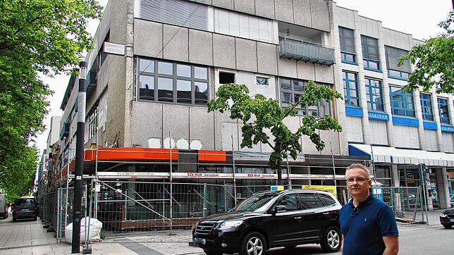 Thomas Wagner leitet die Sanierung des Eckgebäudes in der Erzbergerstraße, in dem sich der Drogeriemarkt Müller bis zu seinem Umzug ins ...