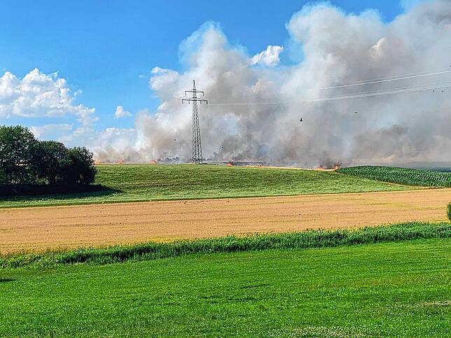 Im Bereich Sießen/Bad Saulgau gibt es am Dienstag bereits vor den Gewittern einen großen Flächenbrand einer landwirtschaftlich genutzten ...