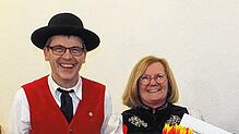 TV-Vorsitzender Claus Stange und Anita Reich in Tracht bei ihrer Ehrung für 50 Jahre Vereinszugehörigkeit. Bild: Gerd Jerger
