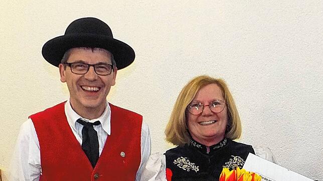 TV-Vorsitzender Claus Stange und Anita Reich in Tracht bei ihrer Ehrung für 50 Jahre Vereinszugehörigkeit. Bild: Gerd Jerger