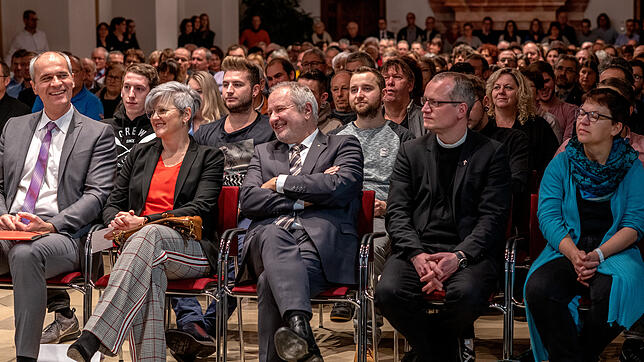 Volles Haus und gute Laune beim Neujahrsempfang: Bürgermeister Arne Zwick, Nina Zwick, Bürgermeister Werner Müller (Wald), Pfarrer ...