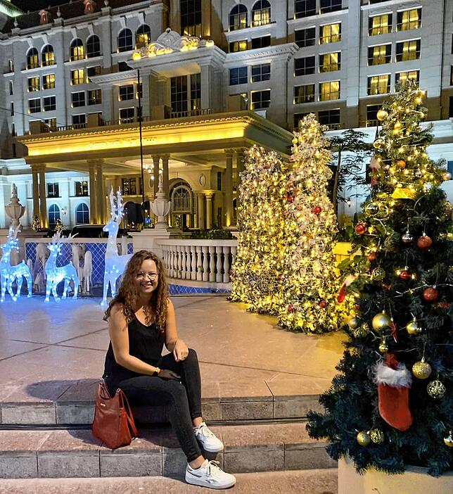Hanna Hensler auf dem Weihnachtsmarkt in Dubai.