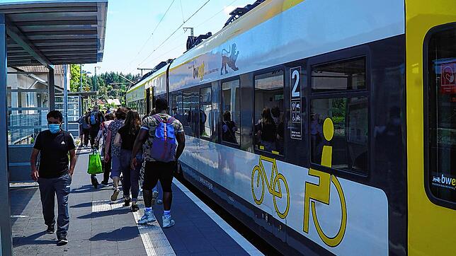 Ferienzeit, Wanderzeit, Neun-Euro-Ticket: All dies lockt die Menschen in die Züge. Auf der Höllentalbahn steht aber nicht die komplette ...