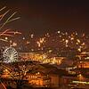 Mit Sicht auf die Stuttgarter Innenstadt von der Uhlandshöhe aus. Mit vielen Raketen wird der Jahreswechsel von 2023 in 2024 gefeiert.