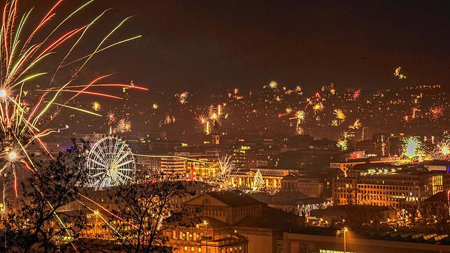 Mit Sicht auf die Stuttgarter Innenstadt von der Uhlandshöhe aus. Mit vielen Raketen wird der Jahreswechsel von 2023 in 2024 gefeiert.
