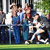 Direkt vor den Zuschauern kämpfen der Tannheimer Marvin Karisan (weißes Trikot) und Nino Schwirz von der DJK Villingen um den Ball. ...
