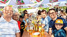 Drei Generationen feiern (von links): Dieter und Katharina Jerg, Boston, Thapanee und Alexander Jerg, Tobias und Noah Schmitt. Foto: ...