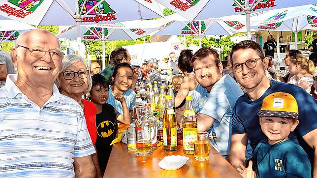 Drei Generationen feiern (von links): Dieter und Katharina Jerg, Boston, Thapanee und Alexander Jerg, Tobias und Noah Schmitt. Foto: ...
