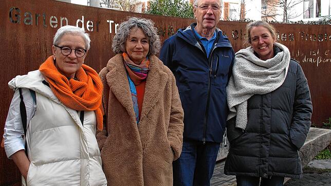 Birgit Wiedenbach, Beate Wälder und Joachim Thum (von links) engagieren sich als ehrenamtliche Hospizbegleiter in Singen und im Hegau. ...