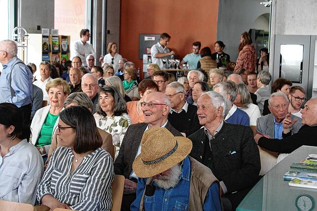 Bei der Vernissage zur neuen Ausstellung „Kunst & Kurioses“ war das Foyer des Alten Forstamts voll.