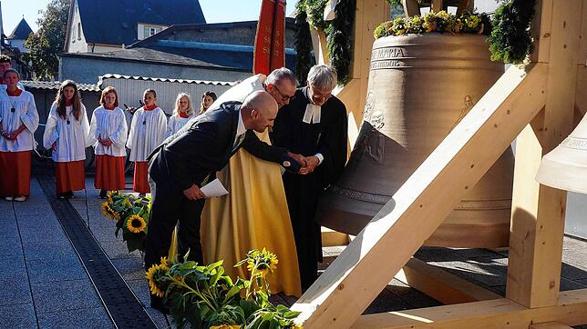 Gemeinsames Anschlagen: Als ökumenisches Zeichen schlagen Pastor Andreas Neef (von links, Baptistengemeinde Waldshut), Pfarrer Ulrich ...