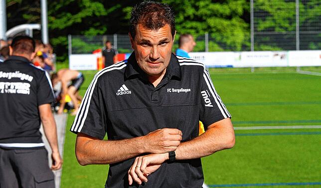 Eine schöne Zeit: Sieben Jahre lang – bis Sommer 2022 – trainierte Oliver Baumgartner den FC Bergalingen. Dieses Bild ...