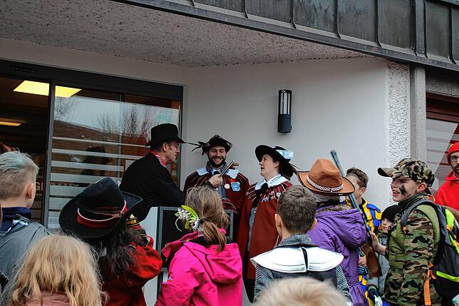 Am Ende half auch eine gute Verteidigungsrede nichts: Bürgermeister Stefan Keil musste den Rathausschlüssel an die Narren übergeben.