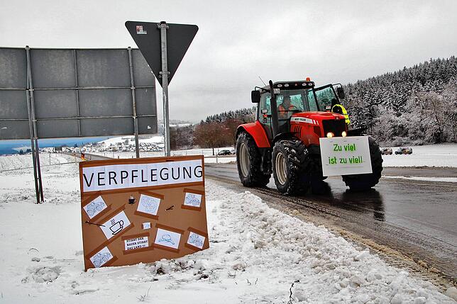 Januar 2024: Ein Landwirt ist auf einem Traktor auf der B27 unterwegs. (Archivbild)