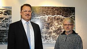 Martin Knobel, rechts im Bild, stellt im Todtmooser Rathaus großformatige Holzfotografien aus. Bürgermeister Marcel Schneider eröffnete ...