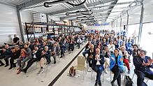 Volle Halle: Hier steht sonst ein Dutzend Einsatzfahrzeuge des Technischen Hilfswerks. Zur feierlichen Eröffnung dient die Fahrzeughalle ...