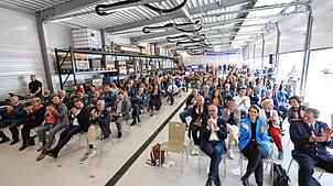 Volle Halle: Hier steht sonst ein Dutzend Einsatzfahrzeuge des Technischen Hilfswerks. Zur feierlichen Eröffnung dient die Fahrzeughalle ...