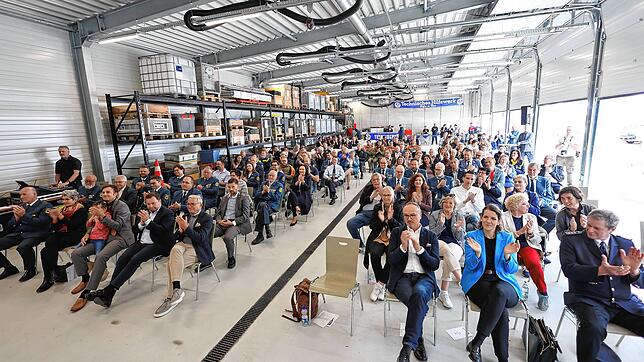 Volle Halle: Hier steht sonst ein Dutzend Einsatzfahrzeuge des Technischen Hilfswerks. Zur feierlichen Eröffnung dient die Fahrzeughalle ...