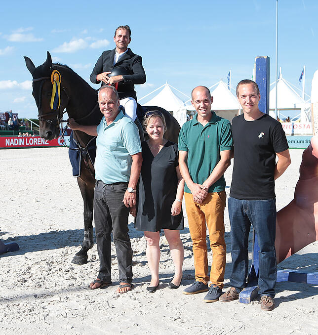 Die Turniermacher Christian, Uschi, Tim und Jan Frese mit dem Sieger des 22. Umlaufs des Festes der Pferde, dem Schweizer Daniel Etter.