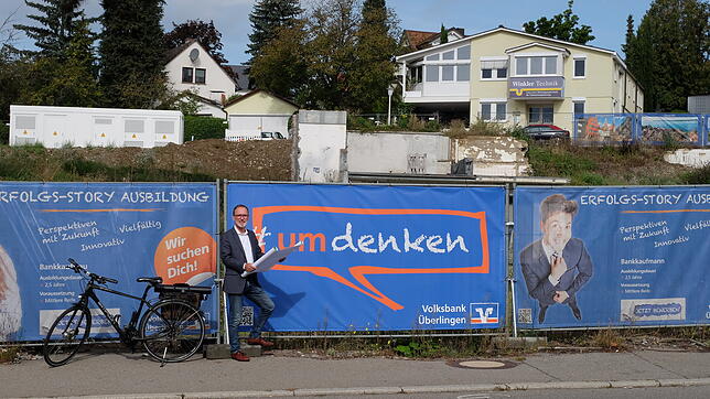 &bdquo;Umdenken&ldquo; möchte der neu gewählte Stadtrat der Grünen, Herbert Dreiseitl, bei der Fassadengestaltung der neuen Volksbank, ...