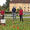 Mehr Lebensqualität für die Honigsammler wollen der Bezirksimkerverein und die Stadt Meßkirch schaffen. Auf dem Bild sind Michaela ...