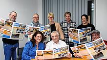 Spannende Lektüre: Bei der Lektüre der Narrozeitung freuen sich (von links stehend) SÜDKURIER-Redakteur Jürgen Dreher, Clemens Wursthorn ...