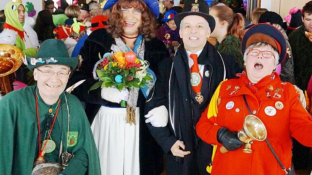 Das herzhafte Lachen bei Rathaussturm oder Kinderbefreiung ist das Markenzeichen von Christa Müller (rechts). Hier zusammen mit Hasle ...