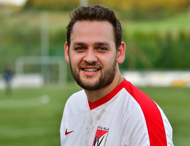 Matthias Stoll (25) lebt mit seiner Freundin in Eggingen. Begonnen hat er mit Fußball als F-Junior beim SV Untermettingen. Über den FC ...