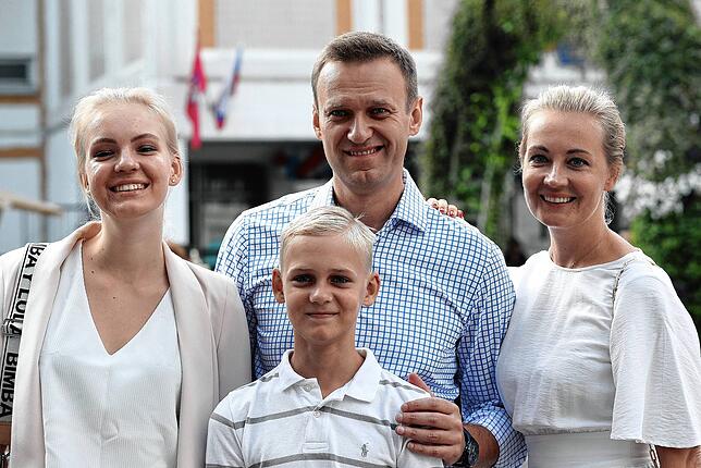 Eine glückliche Familie: Alexej Nawalny steht mit seiner Frau Julia (rechts), seiner Tochter Daria und seinem Sohn Zakhar, für ein Foto ...
