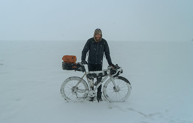 Am Baikalsee: Jonas Deichmann unterwegs in Sibirien auf seiner Tour um die Welt.